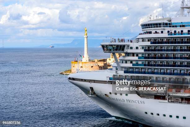 Départ du bateau de croisière 'Emerald Princess' appartenant à la société Princess Cruises, détroit de Messine, Sicile, Italie.