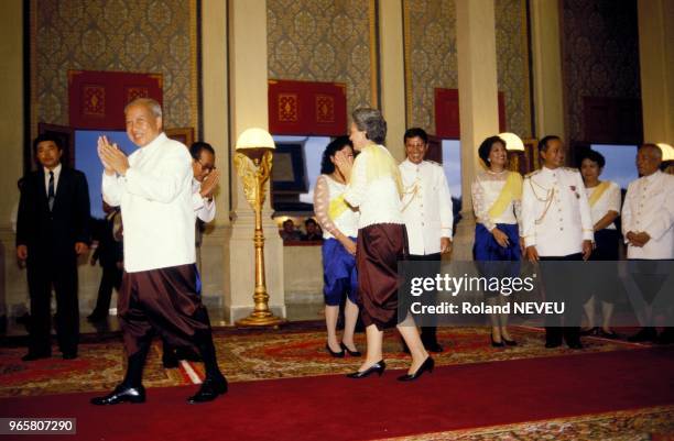 . NORODOM SIHANOUK REMONTE SUR LE TRONE.