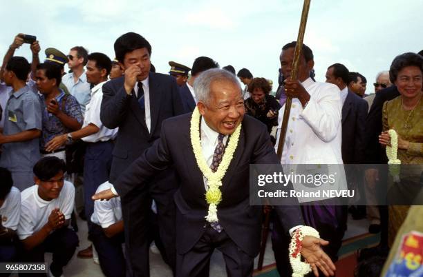 . NORODOM SIHANOUK REMONTE SUR LE TRONE.