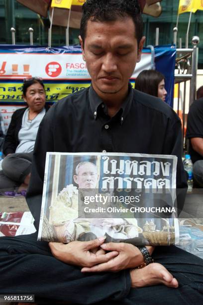 Thaïlandais en deuil se recueillant à l'annonce officielle de la mort du roi de Thaïlande, Bhumibol Adulyadej, le 13 octobre 2016, se rassemblant et...
