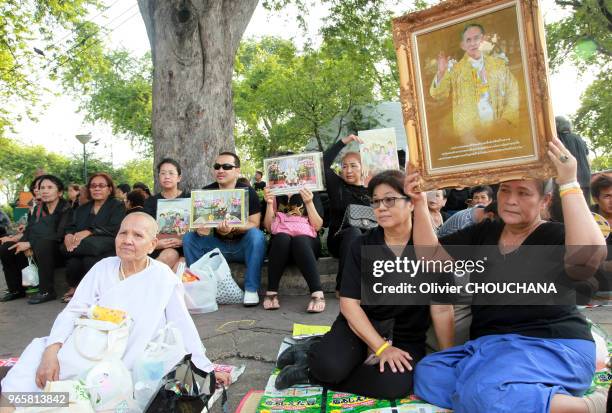 Thaïlandais en deuil se recueillant à l'annonce officielle de la mort du roi de Thaïlande, Bhumibol Adulyadej, le 13 octobre 2016, se rassemblant et...