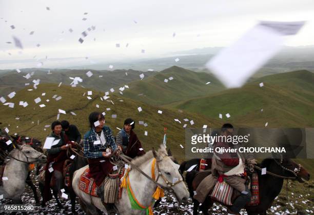 Déroulement au sommet d'une montagne d'une cérémonie tibétaine appelée 'laptze' au sein de la zone autonome tibétaine du Gannan dans la province...