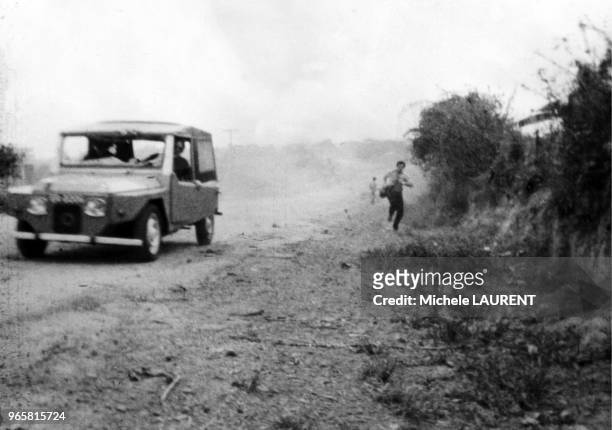 The filmed death of Michel Laurent on April 27, 1975 on the road to Bien Hoa. The French TV crew leaves on board the first car. The soundman is...