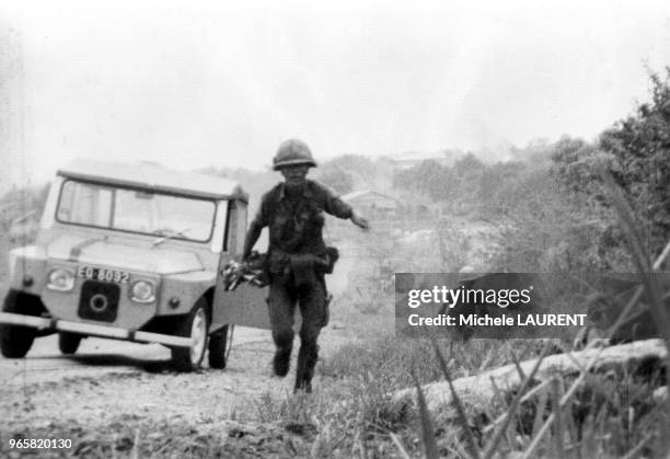 The filmed death of Michel Laurent on April 27, 1975 on the road to Bien Hoa. One can see Michel Laurent crouching in front of a tree. He is filming...