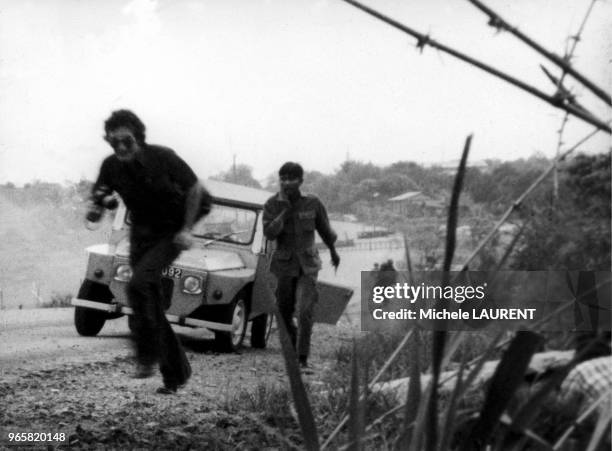 The filmed death of Michel Laurent on April 27, 1975 on the road to Bien Hoa. The French TV crew leaves on board the first car. The soundman is...