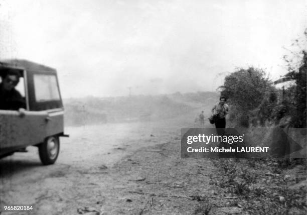 The filmed death of Michel Laurent on April 27, 1975 on the road to Bien Hoa. The French TV crew leaves on board the first car. The soundman is...