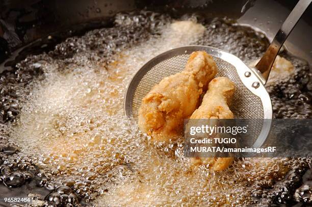 chicken fried in pan - deep fried fotografías e imágenes de stock