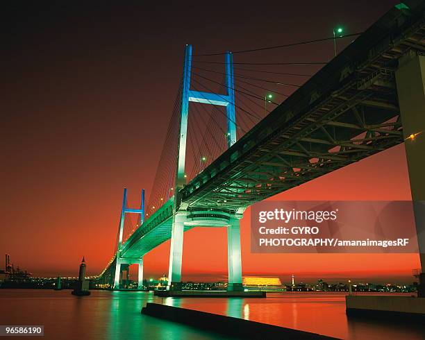 yokohama bay bridge illuminated at night,  yokohama,  kanagawa prefecture,  japan - 横浜ベイブリッジ ストックフォトと画像