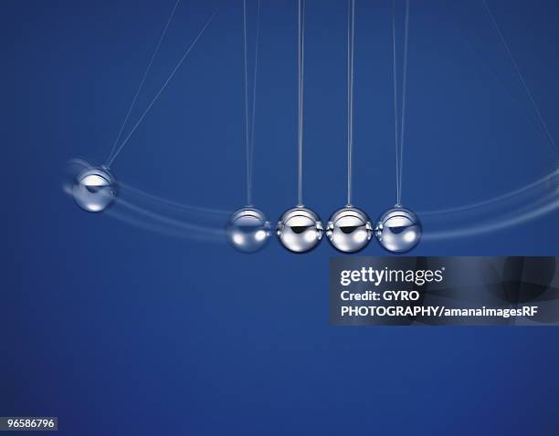 newton's cradle - perpetual motion stock pictures, royalty-free photos & images