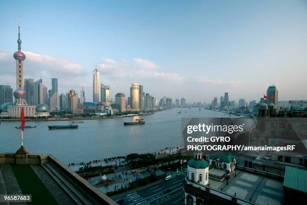 city view of shanghai and the huangpu river, shanghai, china - skysc stock-fotos und bilder