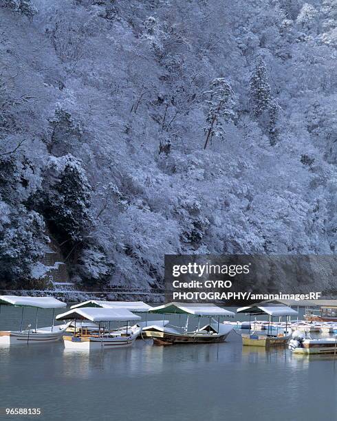 snow covered landscape in arashiyama,  kyoto,  japan - arashiyama stock-fotos und bilder