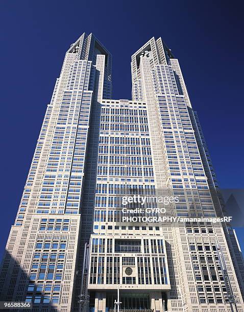 tokyo metropolitan government office,  shinjuku-ku,  tokyo,  japan - nishi shinjuku fotografías e imágenes de stock