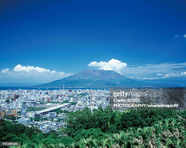 kagoshima city and mt sakurajima, kagoshima prefecture, kyushu, japan - prefectura de kagoshima fotografías e imágenes de stock