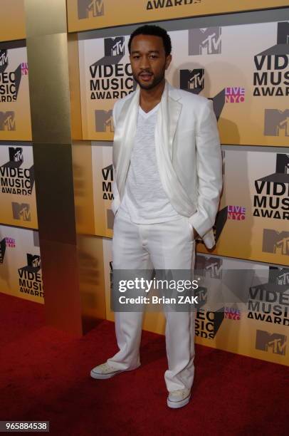 John Legend arriving to the 2006 MTV Video Music Awards at Radio City Music Hall. Full length white suit jacket sneakers eye contact Brian Zak.