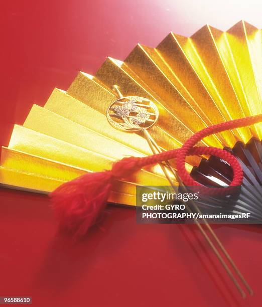 gold fan and hair clip with floral pattern - hair clip fotografías e imágenes de stock