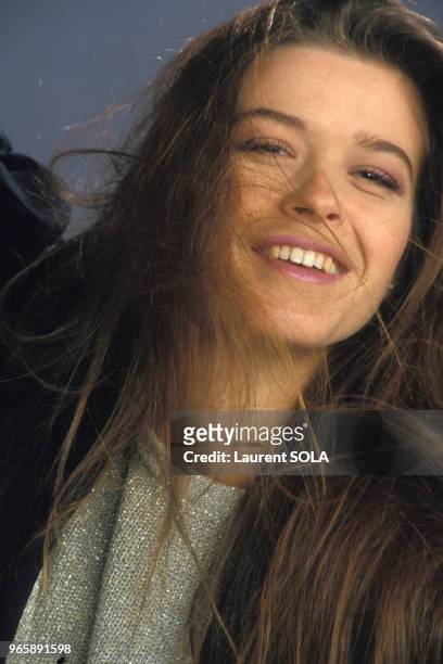 Portrait de la chanteuse Corynne Charby le 24 novembre 1986 à Paris, France.