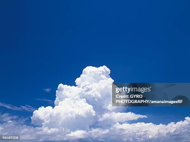 cumulonimbus clouds in a blue sky - cumulonimbus fotografías e imágenes de stock