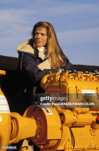 Suzanne Fournais, femme de Thierry Sabine, veille aux derniers préparatifs du rallye Paris-Dakar le 28 décembre 1986 à Versailles, France.