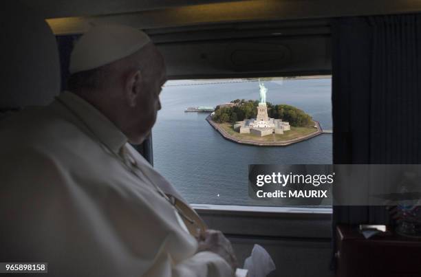 Le pape François survole la Statue de la Liberté en hélicoptère alors qu'il quitte New York pour se rendre à Philadelphie 26 septembre 2015,...