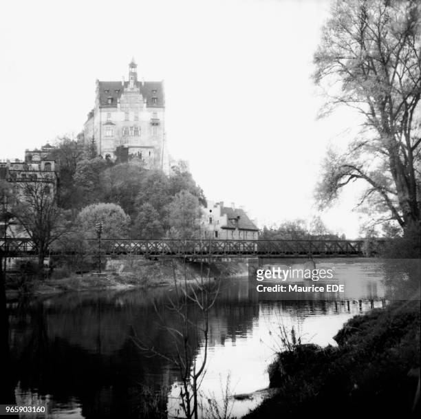 Une vue générale du château des Hohenzollern depuis les rives du Danube à Sigmaringen en Allemagne, le 23 avril 1945 - C'est là que fut détenu le...
