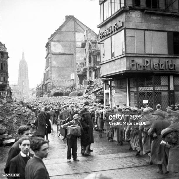 Rows of German prisoners in Frankfurt, Germany on May 27, 1945. The Cathedral of the Dom in the background. Le 27 mai 1945, à Francfort en Allemagne,...