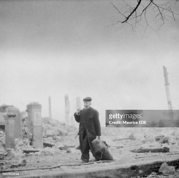Man standing among the ruins of the nearly entirely destroyed city center of Freudenstadt, Germany, on April 17, 1945. Un homme au milieu des...