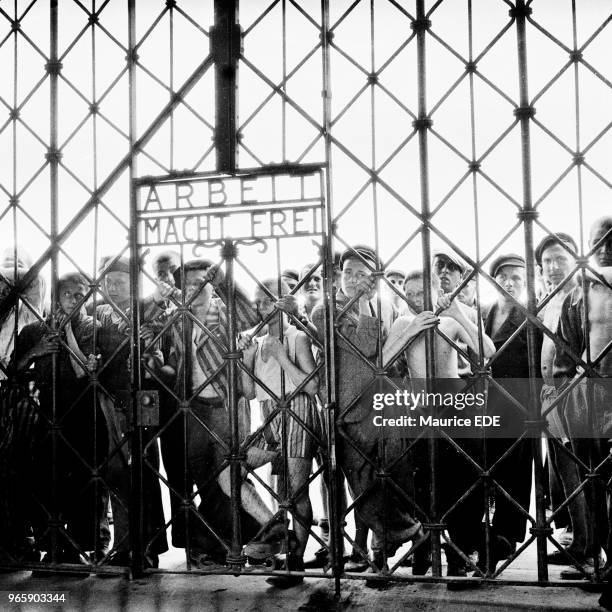 Entrée principale du camp de concentration de Dachau, le jour de sa libération, le 29 avril 1945. Sur la grille, la devise : " Arbeit macht frei " :...