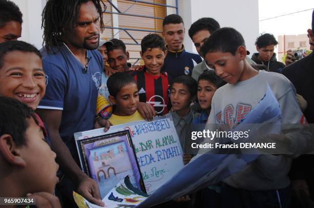 Christian Karembeu recoit des cadeaux des enfants du centre "SOS villages d'enfants" de El Jedida.