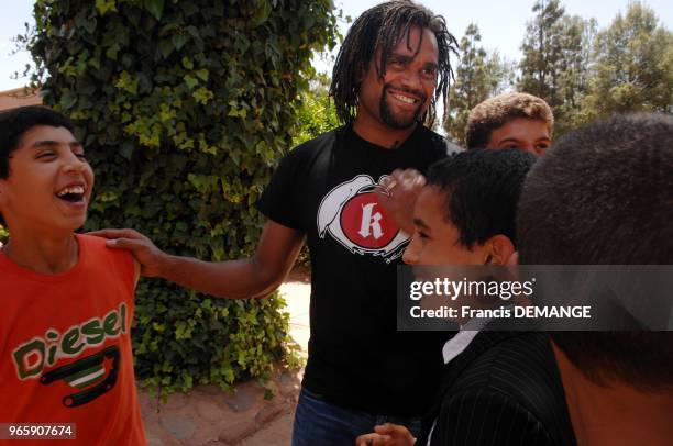 Christian Karembeu au milieu des enfants du centre "SOS villages d'enfants" de Ait Ourir.