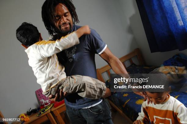 Christian Karembeu avec des enfants du centre "SOS villages d'enfants" de El Jedida.