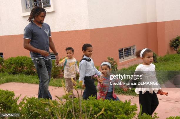 Christian Karembeu accompagne des enfants du centre "SOS villages d'enfants" a l'ecole de El Jedida.