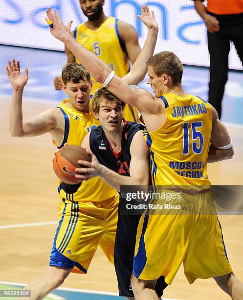 Tiago Splitter, #21 of Caja Laboral competes with Robertas Javtokas, #15 of BC Khimki Moscow Region during the Euroleague Basketball 2009-2010 Last...