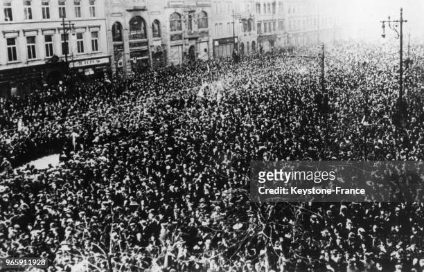 La foule pragoise sur la place Wenceslas après qu'ait été proclamée l'indépendance de la République tchécoslovaque, à Prague, Tchécoslovaquie le 28...