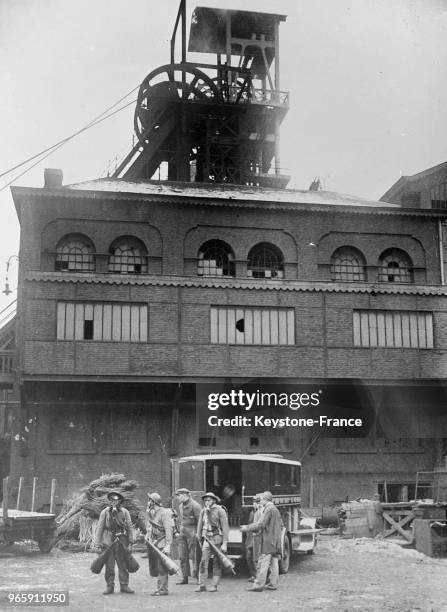 Les sauveteurs s'apprêtent à descendre dans la fosse après le coup de grisou dans un mine à Charleroi, Belgique le 30 janvier 1935.