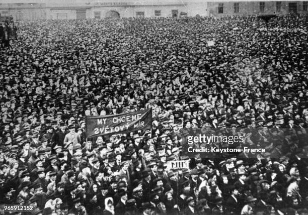 Les ouvriers proclament l'indépendance de la Tchécoslovaquie lors de la grève générale du 14 octobre 1918 à Prague, Tchécoslovaquie.