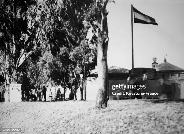 Le poste-frontière franco-espagnol arbore le drapeau espagnol le 28 septembre 1936 à Arbaoua, Maroc.