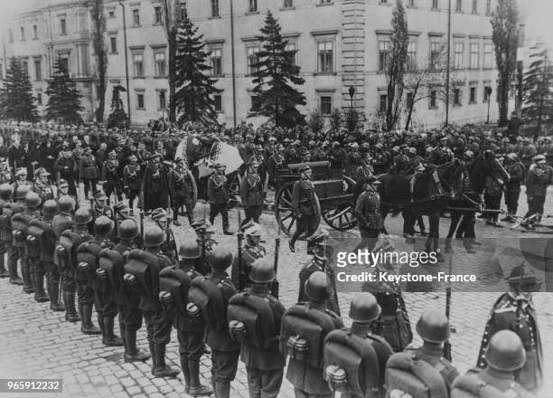 Un passage du cortège funèbre dans les rues de Varsovie, Pologne le 18 mai 1935.
