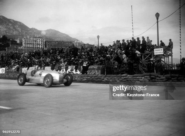 La voiture de Fagioli pendant la course, à Monaco le 22 avril 1935.