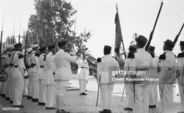 Le général Corap, nouveau commandant des troupes du Maroc, salue le drapeau du 3ème régiment de la légion étrangère à son arrivée à Meknès, Maroc, le...