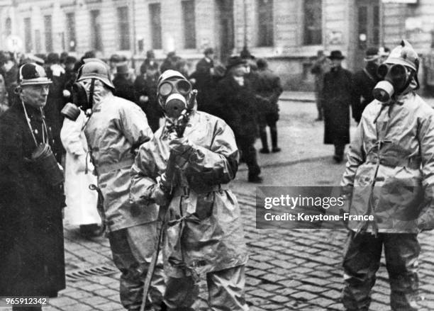 Hommes portant des masques à gaz lors d'un exercice dans les rues de Prague, Tchécoslovaquie le 22 novembre 1936.