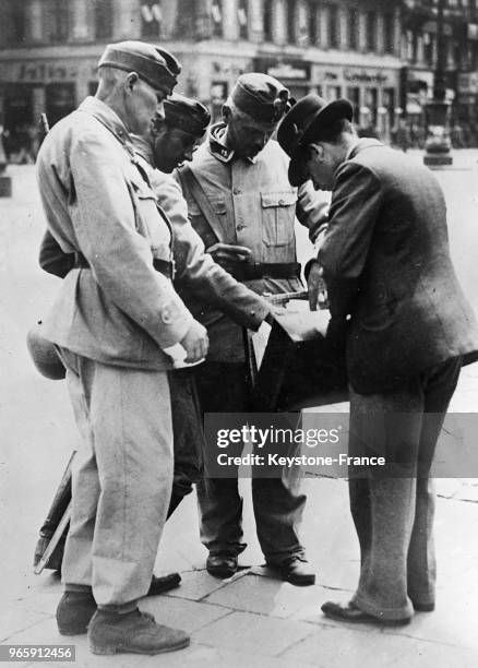 Après l'assassinat du chancelier Dollfuss et la mise en place de l'état d'urgence dans la ville, des soldats fouillent un passant porteur d'une...