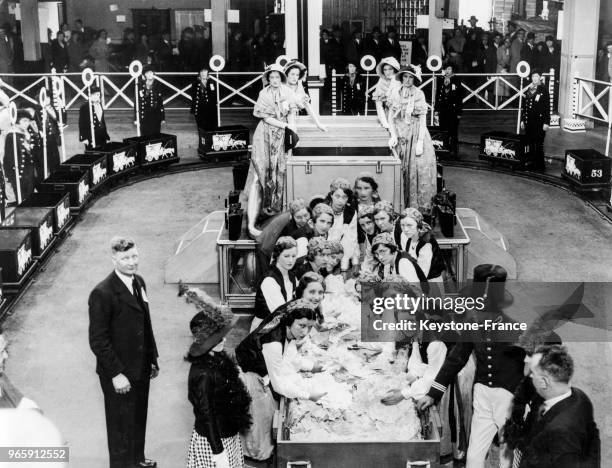 Mélange des bulletins lors d'un sweepstake à l'occasion d'un derby au Plaza à Dublin en Irlande, le 26 mai 1933.