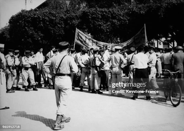 Manifestation de partisans du contre-terrorisme pour la libération des otages français, bloquée par des gendarmes le 30 juin 1955 à Casablanca, Maroc.