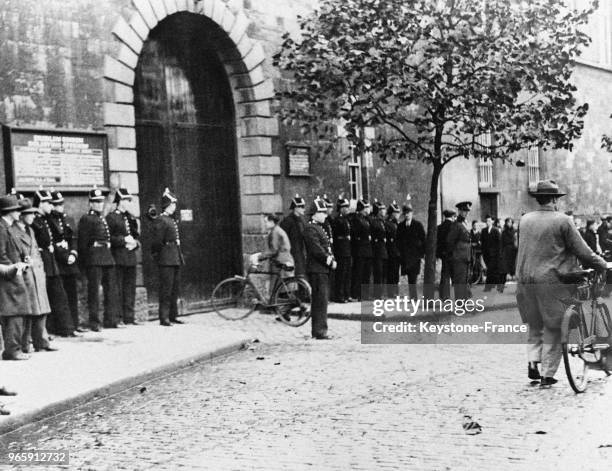 La police gardant l'entrée du siège de 'l'Union de Dublin du Sud' où une délégation de chômeurs a été reçue, à Dublin, Irlande le 28 octobre 1932.