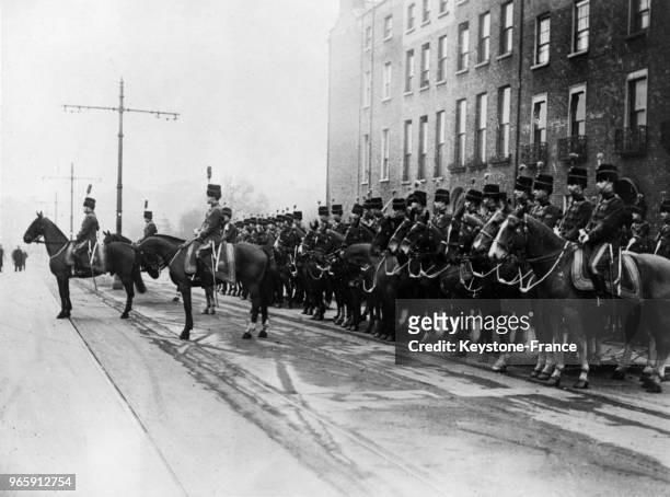 Un détachement de cavalerie devant le Palais du Gouvernement, à Dublin, Irlande le 30 décembre 1937.