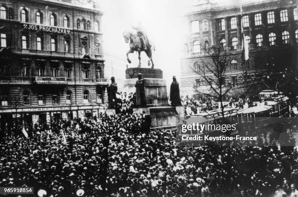 La foule pragoise, juchée un peu partout, sur la place Wenceslas après qu'ait été proclamée l'indépendance de la République tchécoslovaque, à Prague,...