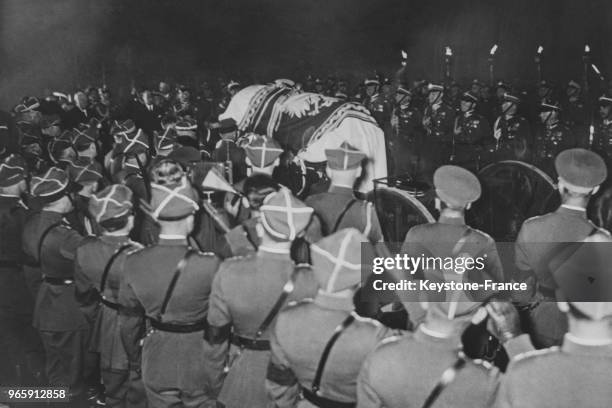 Transport de la dépouille du maréchal Pilsudski à Varsovie, Pologne le 18 mai 1935.