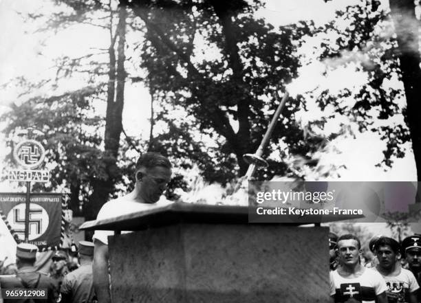 Le dernier coureur tchécoslovaque remet la flamme olympique sur l'autel lors de l'arrivée du flambeau en Allemagne pour les JO de Berlin le 31...