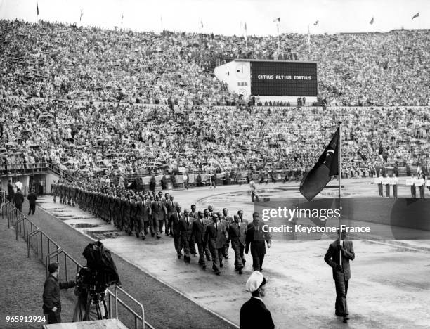 Les athlètes égyptiens défilent dans le stade lors de la cérémonie d'ouverture des Jeux Olympiques le 19 juillet 1952 à Helsinki, Finlande.