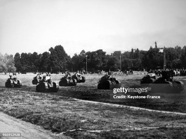 Défilé des chars d'assaut de la garnison française pour le 14 juillet le 14 juillet 1939 à Damas, Syrie.